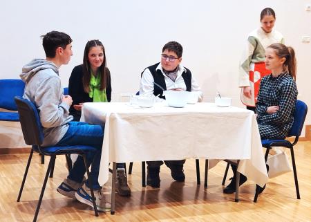 Mladi talenti so zelo dobro odigrali skeč o slovesni večerji